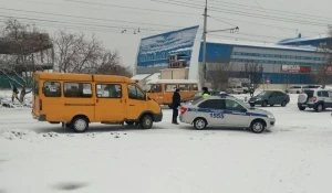 В Алтайском крае столкнулись маршрутка и автомобиль ДПС.
