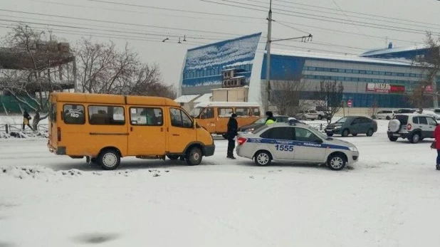 В Алтайском крае столкнулись маршрутка и автомобиль ДПС.