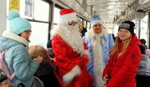 Дед Мороз и Снегурочка поздравляют пассажиров в Бийске.
