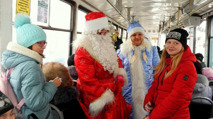 Дед Мороз и Снегурочка поздравляют пассажиров в Бийске.