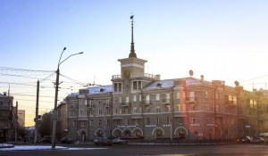 Барнаул зимой. Дом под Шпилем