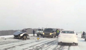 В жуткой аварии на трассе в Новосибирской области разорвало Nissan, водитель погиб
