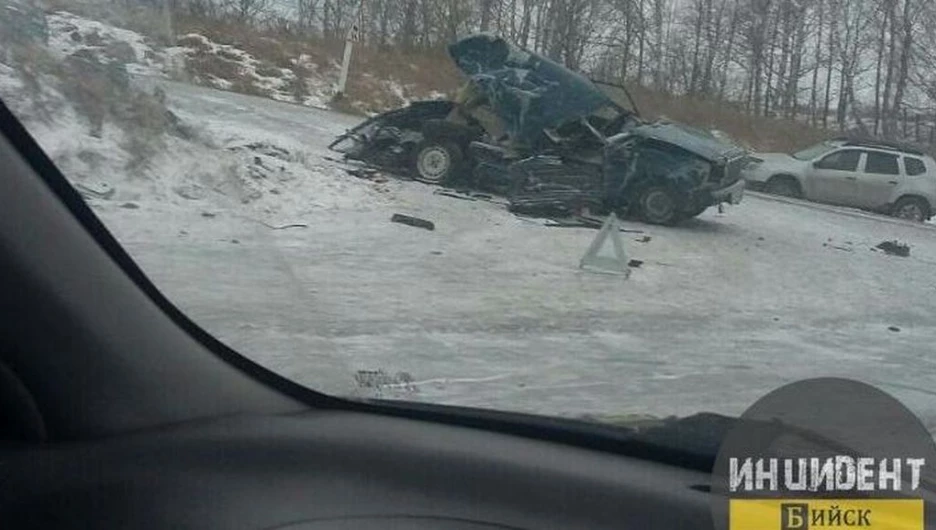 На алтайской трассе в страшном столкновении легковушки и КамАЗа погиб двухлетний ребенок.