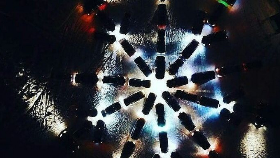 В Заринске выстроили новогоднюю снежинку из десятков машин.