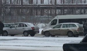 В Барнауле несколько машин столкнулись "паровозиком".