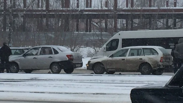 В Барнауле несколько машин столкнулись "паровозиком".