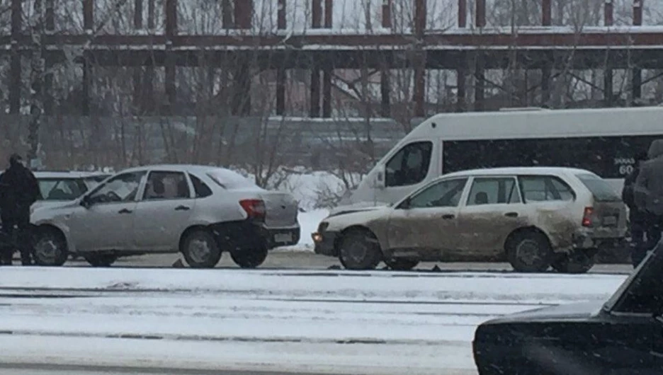 В Барнауле несколько машин столкнулись "паровозиком".