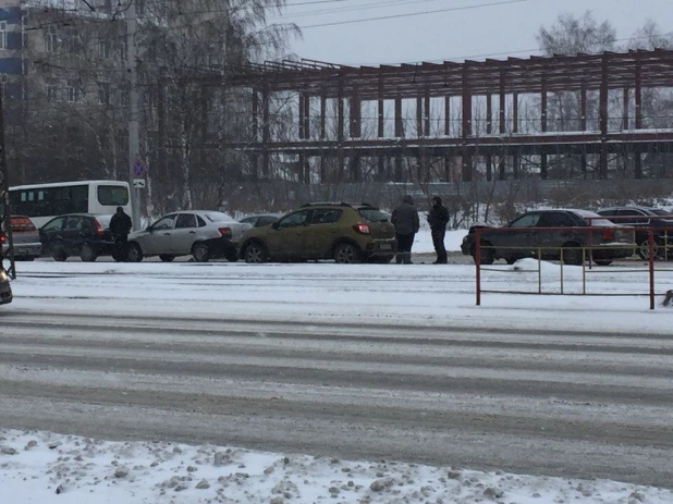 В Барнауле несколько машин столкнулись "паровозиком".