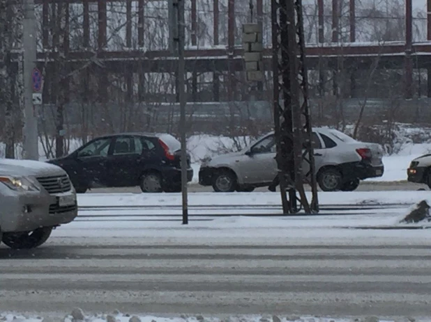 В Барнауле несколько машин столкнулись "паровозиком".