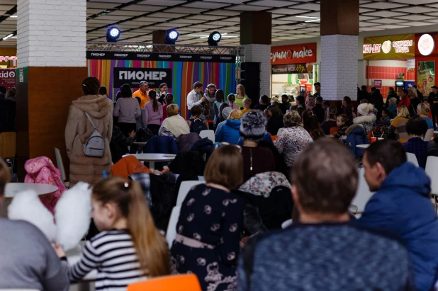 Семейный праздник "Новогодние узоры" в ТЦ "Пионер".