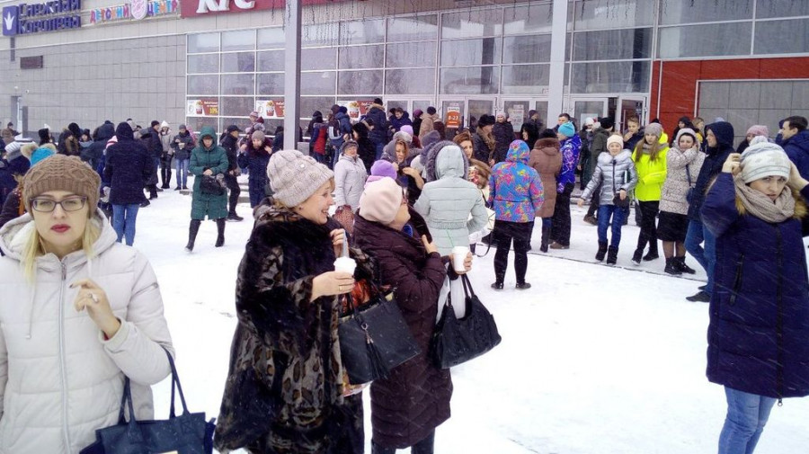 Очевидцы: в Барнауле из-за сообщения о бомбе эвакуировали посетителей торгового центра.
