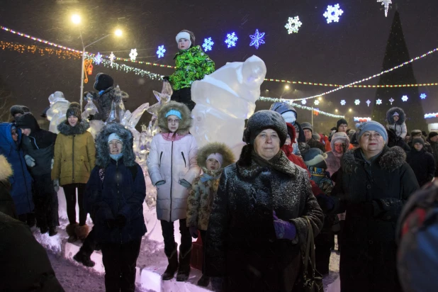 Как в Барнауле открыли главную новогоднюю площадку.