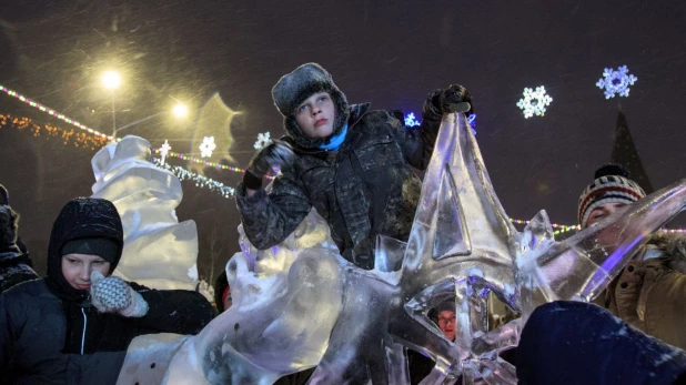 Как в Барнауле открыли главную новогоднюю площадку.