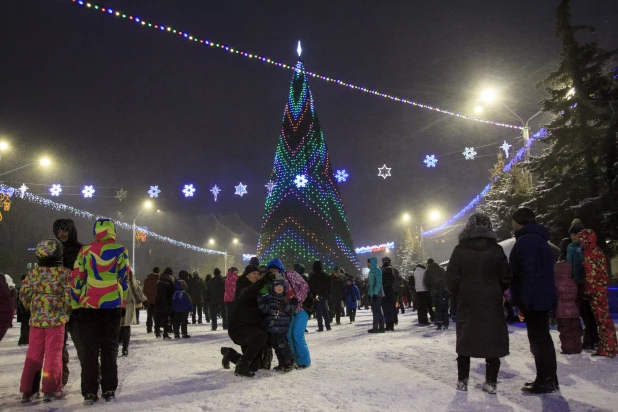 Как в Барнауле открыли главную новогоднюю площадку.