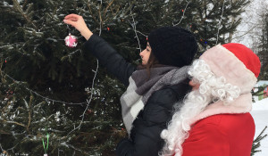 В барнаульском "Парке спорта" Дед Мороз прокатился на коньках и помог горожанам украсить новогоднюю ёлку.