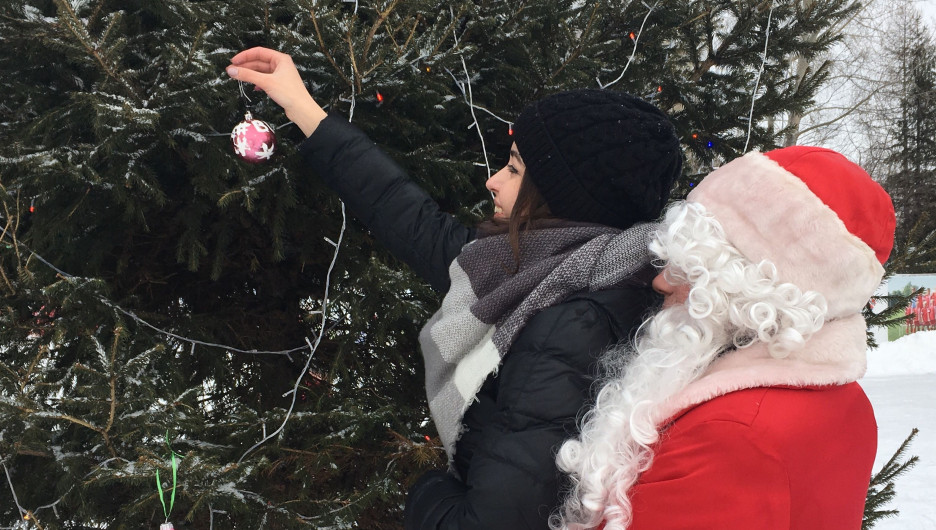 В барнаульском "Парке спорта" Дед Мороз прокатился на коньках и помог горожанам украсить новогоднюю ёлку.