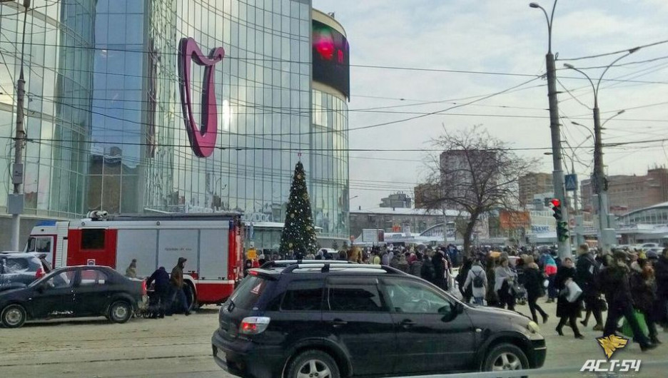 В Новосибирске эвакуировали посетителей из нескольких торговых центров.