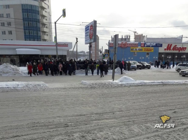 В Новосибирске эвакуировали посетителей из нескольких торговых центров.