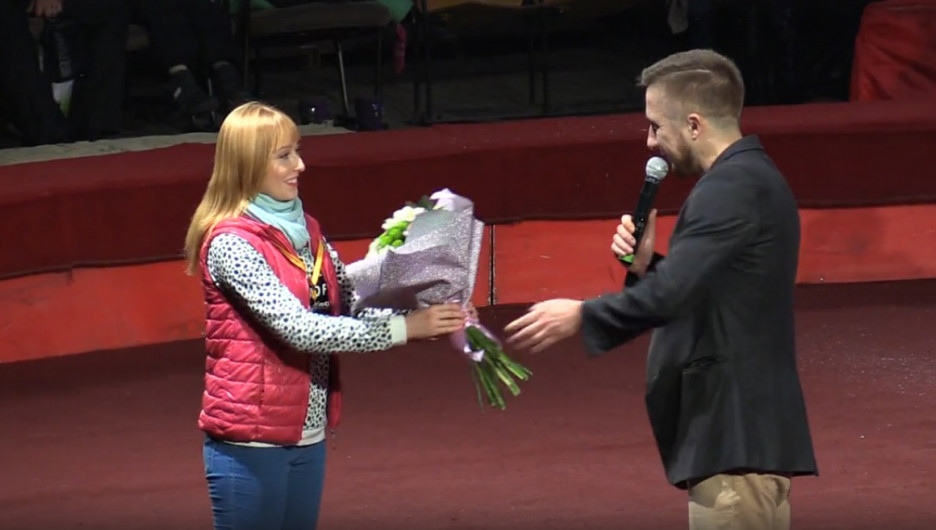 Мужчина сделал предложение девушке во время циркового представления в Барнауле.