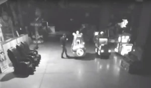 Барнаулец развлекается в закрытом ТРЦ с сыном.