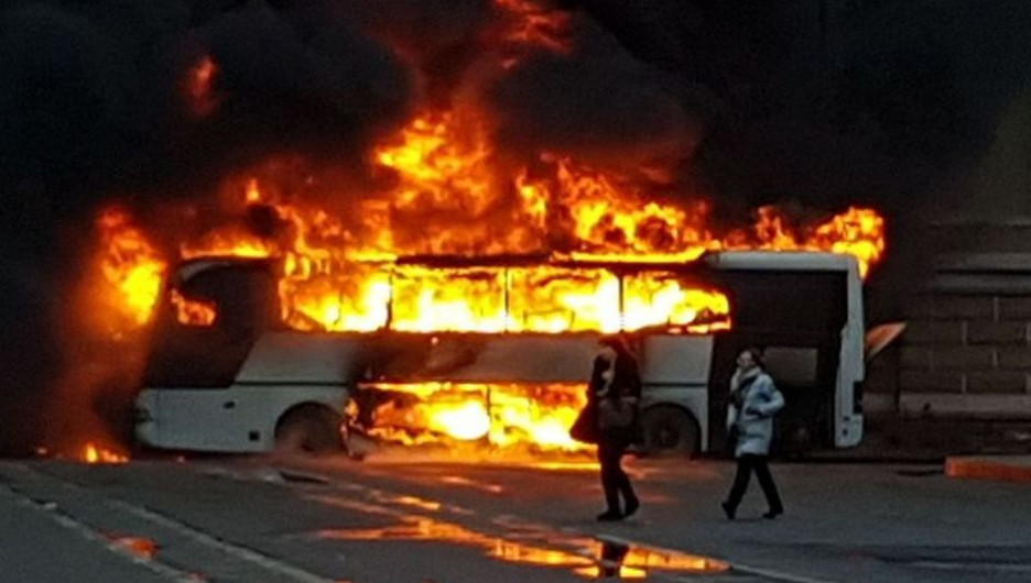 В Петербурге дотла сгорел автобус, перевозивший школьников из Барнаула.