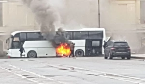 В Петербурге дотла сгорел автобус, перевозивший школьников из Барнаула.