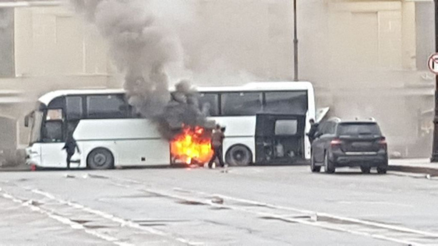 В Петербурге дотла сгорел автобус, перевозивший школьников из Барнаула.