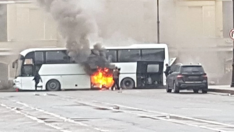 В Петербурге дотла сгорел автобус, перевозивший школьников из Барнаула.