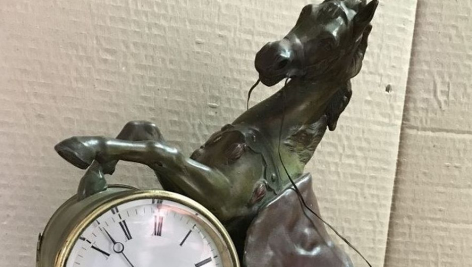 В Алтайском крае продают огромные антикварные часы из Франции