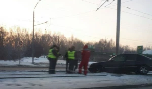 В Барнауле Mercedes-Benz выбросило на трамвайные пути.