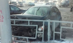 В Барнауле после жесткого столкновения иномарок одна из машин влетела в ограждение