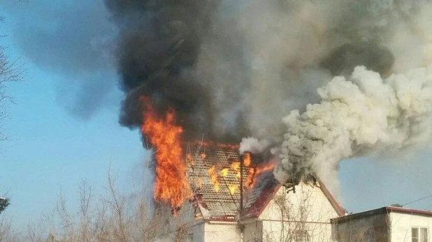 Очевидцы: в одной из барнаульских саун произошел сильный пожар.