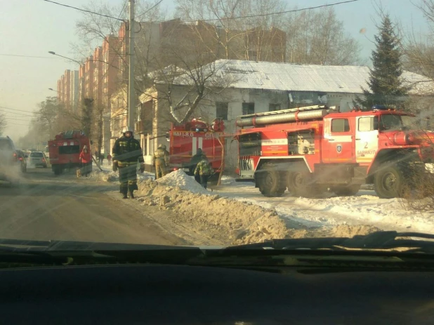 Очевидцы: в одной из барнаульских саун произошел сильный пожар.