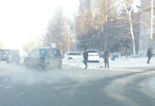 В Барнауле автомобиль такси влетел в дерево после столкновения с иномаркой.