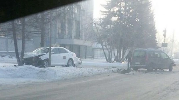 В Барнауле автомобиль такси влетел в дерево после столкновения с иномаркой.