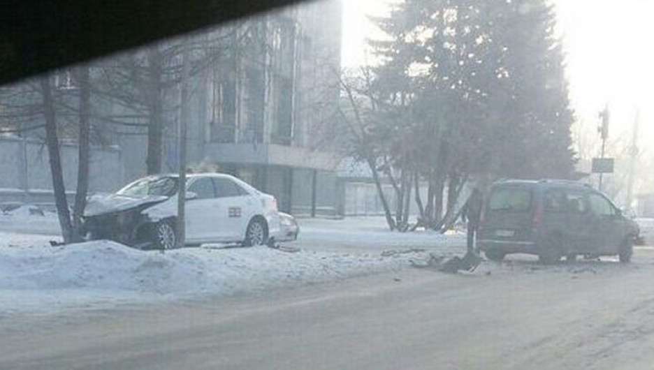 В Барнауле автомобиль такси влетел в дерево после столкновения с иномаркой.