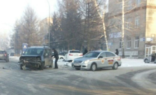 В Барнауле автомобиль такси влетел в дерево после столкновения с иномаркой.