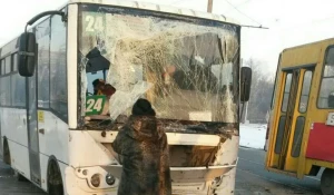 В Барнауле столкнулись пассажирский автобус и трамвай, пострадали две женщины.