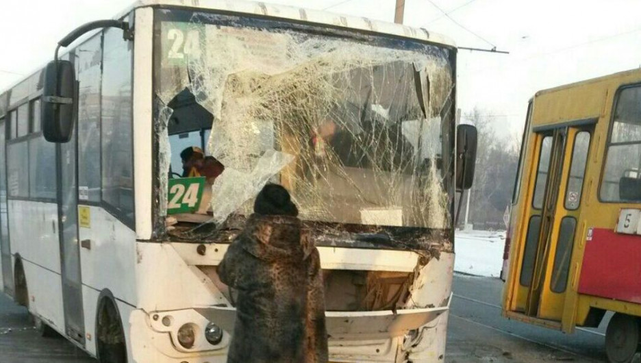 В Барнауле столкнулись пассажирский автобус и трамвай, пострадали две женщины.