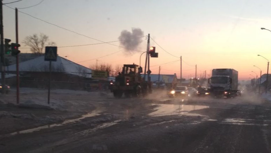 Прорыв трубопровода на ул. Советской армии.