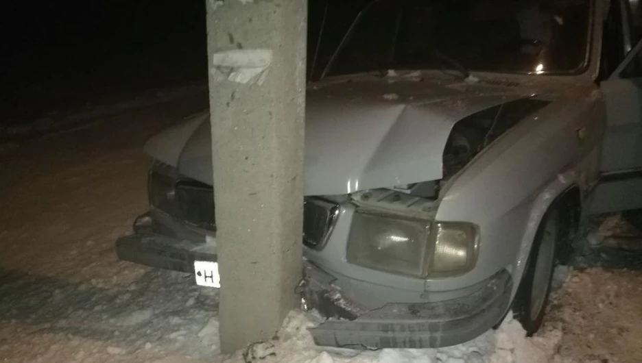 В Алтайском крае "Волга" влетела в столб.