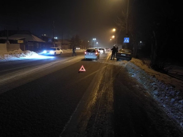 В Алтайском крае "Волга" влетела в столб.