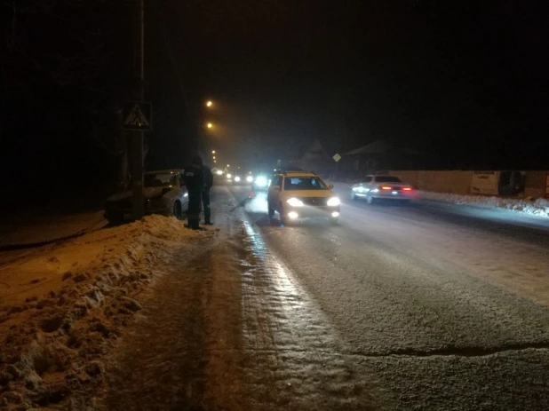 В Алтайском крае "Волга" влетела в столб.