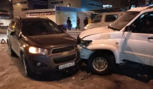 В Барнауле пьяный водитель УАЗа протаранил иномарку и бросился сбежать.