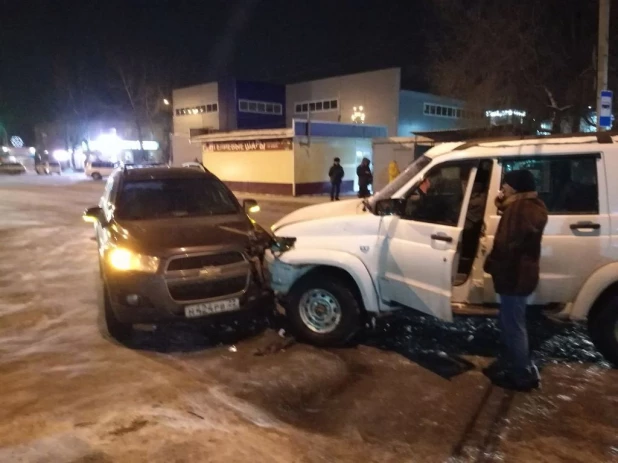 В Барнауле пьяный водитель УАЗа протаранил иномарку и бросился сбежать.