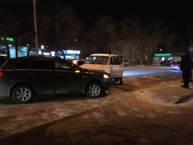 В Барнауле пьяный водитель УАЗа протаранил иномарку и бросился сбежать.