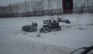 На трассе в Алтайском крае иномарка слетела в кювет.