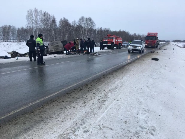 В жутком ДТП на трассе Новосибисрк-Барнаул погибли 6 человек.