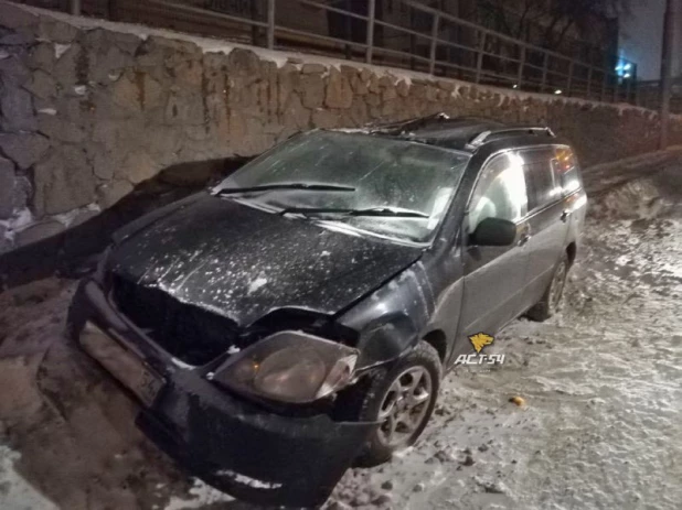 В Новосибирске погиб водитель из-за упавшей крыши. 11 января 2018 года.