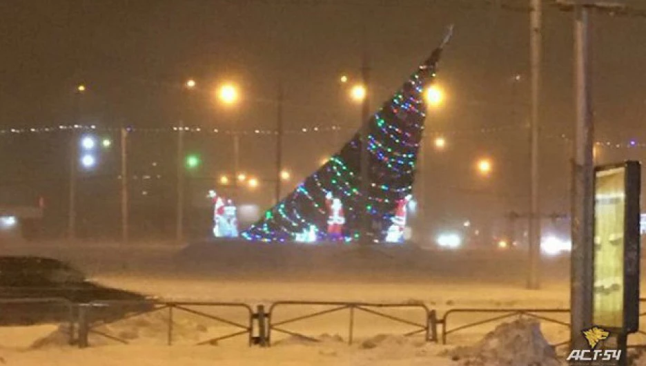 В Новосибирске сильный ветер повалил новогоднюю елку. 11 января 2018 года.